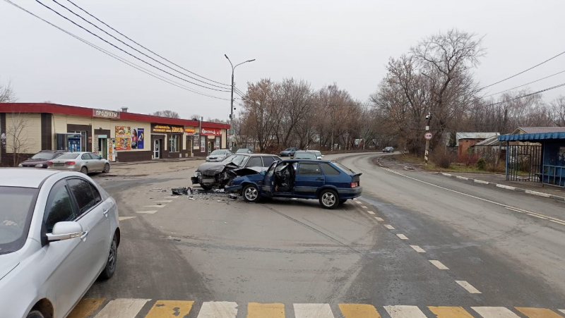 В городе Рязани столкнулись две легковушки четырнадцатого модели