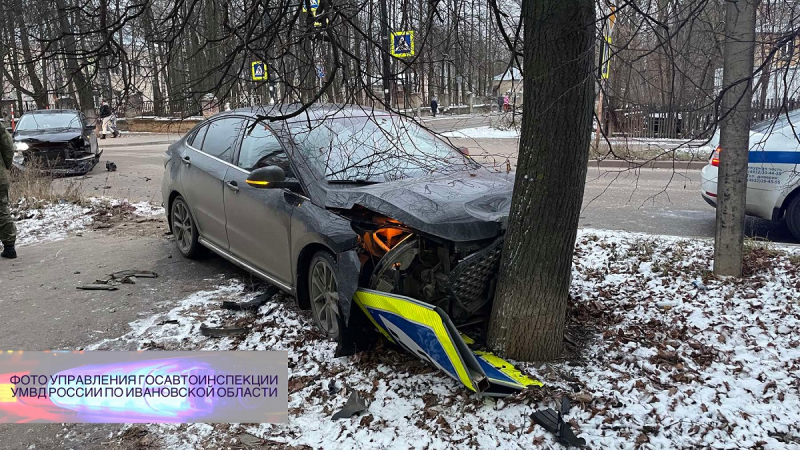 В Иванове на пешехода упал дорожный знак после аварии с двумя иномарками