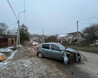 Тульский водитель без прав врезался на легковушке «Рено» в столб