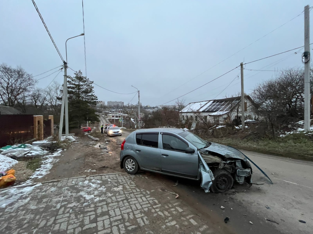 Тульский водитель без прав врезался на легковушке «Рено» в столб