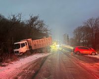 Новгородка немножко выпила и загнала грузовик на обочину