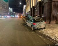 в Челябинске машина пробила фигурный забор