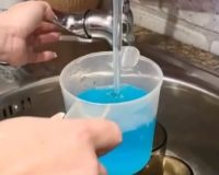 голубая вода из крана