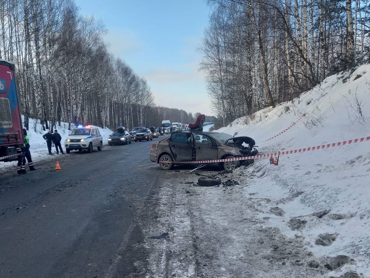 четыре человека пострадали в ДТП с грузовиком и легковым авто