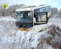 В Тульской области перевозивший рабочих автобус улетел в кювет