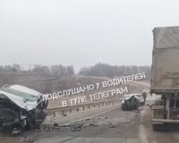 Как пояснили в региональной Госавтоинспекции, 36-летний водитель «Рено Дастер» выехал на встречку, где врезался в «Пежо». Второй иномаркой управлял 52-летний мужчина. От удара одна из иномарок заскочила на барьерное ограждение и зависла на боку. Вся водительская сторона оказалась смята. Удар второй иномарке также пришелся на сторону водителя. Видео попало в соцсеть. Пользователи обсуждают произошедшее: — Мальчик 13 лет, у него была травма головы и потеря крови. Он сидел сзади и был зажат дверью, ещё жаловался на боль в спине. Водитель - мужчина, так же был зажат дверью и сидением, получил перелом руки (возможно даже открытый, там прямо сильно сломана, рука в обратную сторону даже была) — Всегда держусь подальше в потоке от «Дастеров» — Я на «Ниве» езжу, она сама подальше от всех держится, потому что не едет совсем — Свидетелям аварии! Просим Вас скинуть видео/фото с места происшествия! Может, у кого есть еще с видеорегистратора