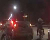 Полиция установила личности подростков, гонявших на питбайках.