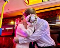 В городе Рязани впервые молодожены сыграли свадьбу в троллейбусе