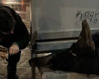 Рязанские спасатели помогли женщине, которая застряла коленом в уличной лавке