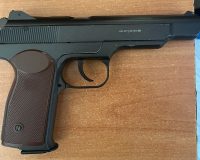 Под угрозой пистолета новгородский разбойник отнял у молодого человека деньги