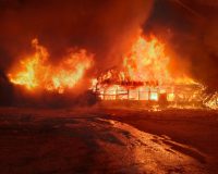 В Малой Вишере огонь от горящих сараев мог перекинуться на здание пошивочной фабрики