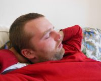 В Рязани сожитель вернулся с вахты – и увидел в квартире любимой спящего на диване незнакомого мужчину