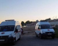 лодка врезалась в затопленную баржу