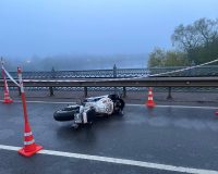 Бесправный мотоциклист разбился в Новгородской области