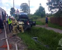В стоящий перед светофором легковой автомобиль Кia Сeed врезался двигавшийся в попутном направлении грузовик Renault Magnum. От удара легковой автомобиль выбросило на обочину. В момент ДТП в нём находились 2 человека: водитель и женщина-пассажир. Спасатели деблокировали пострадавших. Их передали бригаде скорой медицинской помощи. Но спасти жизнь 34-летней женщины не удалось: она скончалась по дороге в больницу. Шофёр грузовика не пострадал. Как выяснилось в ходе следствия, авария произошла из-за того, что водитель Renault Magnum, житель Липецкой области Валерий Купавых уснул за рулём. При этом его машина двигалась со скоростью 113 км/ч. Купавых было предъявлено обвинение по ч. 3 ст. 264 УК РФ – «Нарушение лицом, управляющим автомобилем, правил дорожного движения, повлекшее по неосторожности смерть человека». Уголовное дело в отношении Валерия Куповых было рассмотрено в Крестецком присутствии Окуловского районного суда. Как сообщила его пресс-секретарь Елена Капитонова, шофёру грузовика было назначено наказание в виде 2 лет принудительных работ с удержанием 10 процентов заработной платы в доход государства. Кроме того, он был лишён права заниматься деятельностью, связанной с управлением транспортными средствами, на срок 2 года 6 месяцев. Суд рассмотрел и гражданские иски родителей и мужа погибшей о взыскании с водителя компенсации морального вреда. Исковые требования были удовлетворены: в пользу каждого из истцов суд взыскал по 800 тысяч рублей. Однако Новгородский областной суд, рассмотревший дело в апелляционном порядке, принял решение об отмене приговора в части разрешения гражданских исков с направлением дела на рассмотрение в тот же суд в порядке гражданского судопроизводства. Теперь к участию в нём в качестве соответчика, как владелец источника повышенной опасности, был привлечён работодатель уснувшего шофёра – Сергей Б. Рассмотрев дело в порядке гражданского судопроизводства, суд указал, что вред, причинённый жизни гражданина источником повышенной опасности, подлежит компенсации, независимо от вины его владельца. Исковые требования родителей и мужа погибшей к владельцу источника повышенной опасности суд удовлетворил на сумму в 4 миллиона 500 тысяч рублей (по 1 миллиону 500 тысяч рублей – каждому из истцов). Решение может быть обжаловано в порядке апелляции. За владельцем источника повышенной опасности остаётся право предъявления иска в порядке регресса к водителю, сидевшему за рулём автомобиля в момент смертельной аварии.