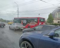 В Туле напротив Музея оружия в цепном ДТП столкнулись три машины
