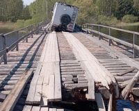 КамАЗ проломил мост и отрезал две деревни в Клепиковском районе Рязанской области