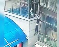 Двенадцатилетний подросток сорвался вниз из окна новгородского торгового центра «Барк»