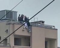 дети свисают с крыши