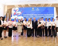 Лучшим школьникам Ростова в канун Дня России вручил паспорта глава города Александр Скрябин