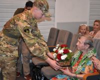 Поисковики вручили медаль «За боевые заслуги» дочери погибшего под Старой Руссой ефрейтора Коряйкина