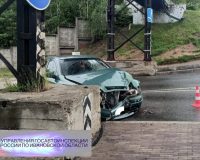 Молодой водитель в Кинешме врезался в опору моста: две пассажирки пострадали
