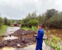 паводок размыл автомобильный мост