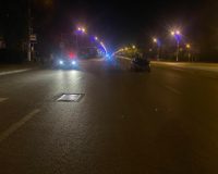 Водитель ночью снес с дороги двух пешеходов