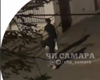 бил девушку