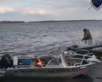 врезались баржа и лодка