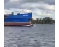 баржа и лодка