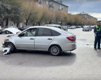опрокинулся на соседнюю машину