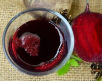Свекольный квас на столе в стакане и свекла