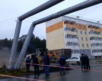грузовик снес теплотрассу