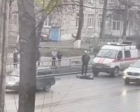 легла перед машиной