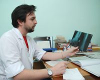 врач смотрит снимок