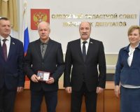 Члены фракции Партии «Единая Россия» вручили награды орловцам
