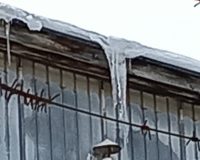 В Старой Руссе свалившаяся с трёхэтажного дома глыба льда разбила голову пенсионерке