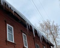 В центре Иванова на женщину рухнул лед с крыши