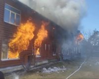В новгородском посёлке Хвойная горит двухэтажный деревянный дом