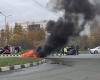 В Великом Новгороде после аварии мотоцикл вспыхнул, словно спичка