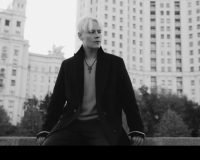 SHAMANа увидели одиноко гуляющим в черном пальто по улицам столицы